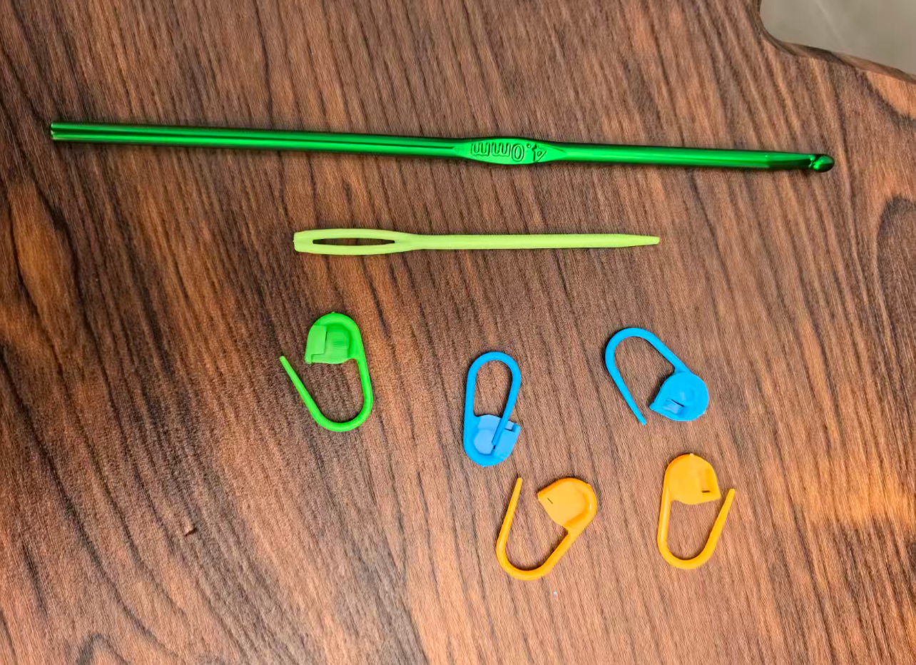 Hook(4mm)+stich marker(5pcs)+yarn needle